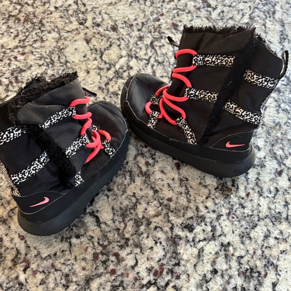 Nike Other - Nike Toddler  Rosherun Hi Sneakerboots